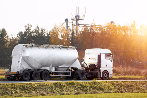 Camion cisternă pentru transport ciment vrac